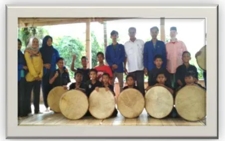 Gambar 4. Mahasiswa Prodi Seni Karawitan ISBI Aceh bersama dosen pendamping  dan murid binaan di Desa Teureubeh 