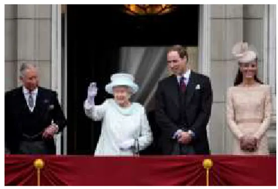 Gambar 10. Putri kerajaan yang melambaikan  tangan di balkon 