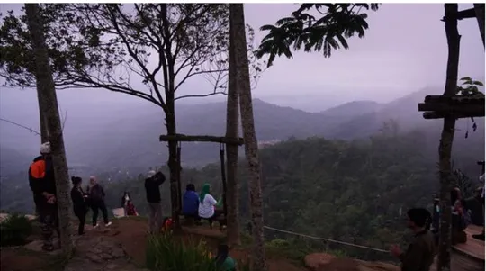 Gambar di atas menunjukkan salah satu objek wisata di Desa Nglinggo  yaitu pemandangan  dari Bukit Ngisis
