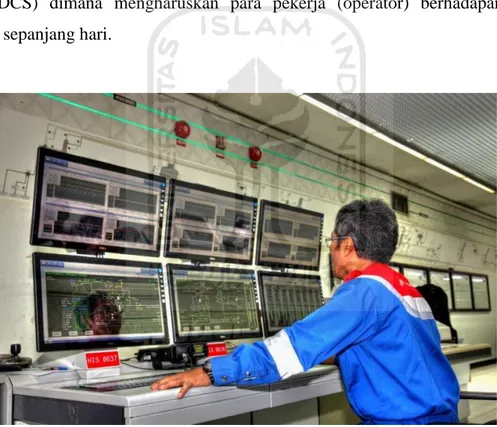Gambar 1. 1 Pengoperasian Distributed Control System (DCS) Pada Sebuah Control  Room Pertamina RU V 