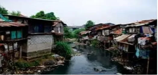 Gambar 1 Desa yang sungainya tercemar.
