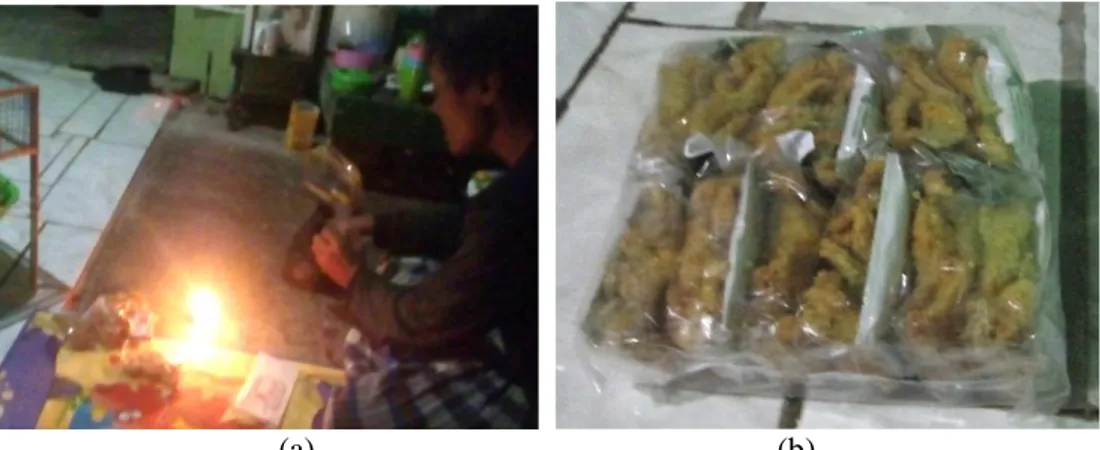 Gambar 2. Perekatan plastik dengan nyala api lilin pada proses pembungkusan kripik (a) dan  kripik yang sudah dibungkus dengan plastik (b) 