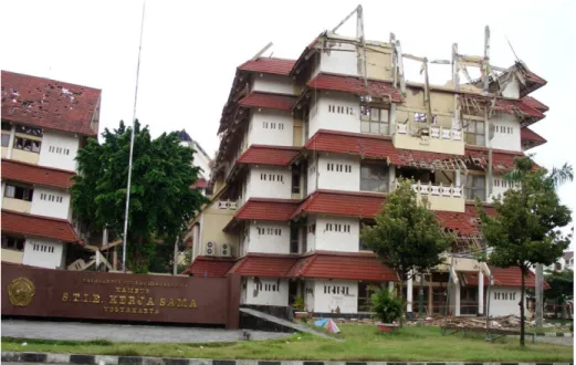 Gambar 1.2 Bangunan kampus di Yogyakarta, Indonesia setelah terjadi gempa  ( Sumber : 