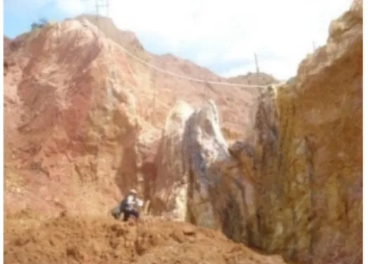 Gambar 4a. Singkapan Granit Segar di  daerah sekitar Desa Gadung. 