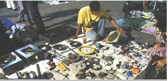 Gambar 4. Penjualan klitikan di Pasar Senthir  (Sumber: http://www.laughonthefloor.com) 