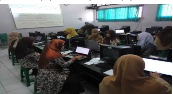 Gambar 3. Kegiatan Pelatihan  Optimalisasi Program Aplikasi Office dalam  Pembelajaran untuk guru-guru  di  Madrasah Ibtidaiyah Al  Khairiyah 