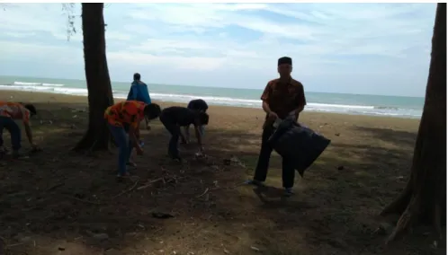 Gambar 3. Pemungutan dan pemilahan sampah di pesisir pantai  Naga Permai. 