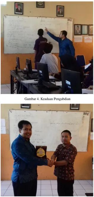 Gambar  5.  Penyerahan  Kenang-kenangan  Kepada  Guru  SMK  Walisongo  Semarang 