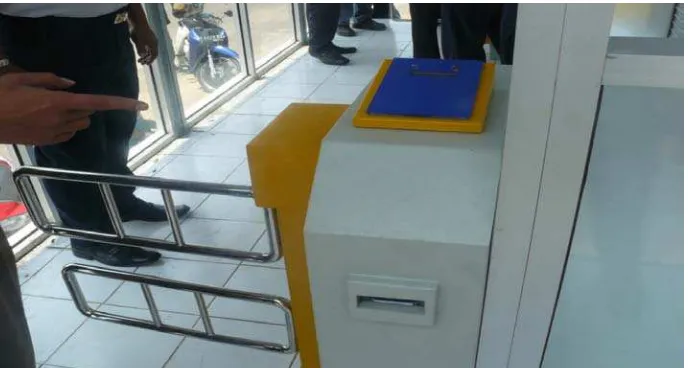 Gambar 3.7 Penerapan On-Bus Smart Card Ticketing System    “Trans Pakuan” Di Bogor Sumber: Ditjen Perkeretaapian 