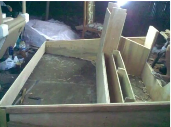 Gambar 13. Potongan plywood membentuk meja yang disusun tidur  (Sumber : Data penulis, Surabaya, 25 Juni 2013) 