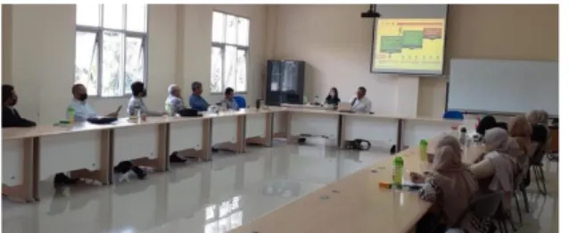 Gambar 2. Kegiatan diskusi bersama ASPERAPI Jawa Barat  Untuk  menghasilkan  suatu  rumusan  panduan  yang  sesuai  dengan  kebutuhan  mitra,  dilaksanakan  diskusi  antara  Tim  PKM  Polban  dan  Pengurus  ASPERAPI Jawa Barat (Gambar 2)