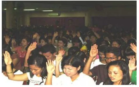 Gambar 4. Jemaat yang sedang menyembah Tuhan sambil mengangkat tangan dan 