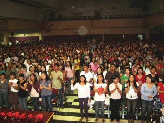 Gambar 5. Jemaat yang sedang beribadah sambil bertepuk tangan 