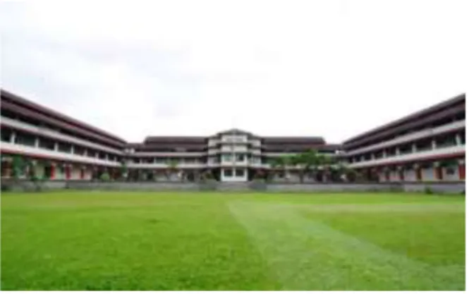 Gambar 2.4. SMA Dwiwarna Islamic Boarding Scholl   Sumber : https://www.smadwiwarna.sch.id/ (2021)  