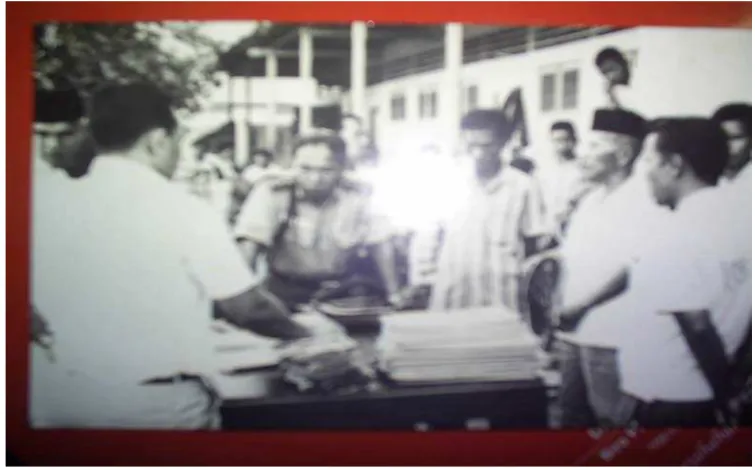 Gambar 9 : Latihan anggota Palang Merah Indonesia Cabang Medan bersama Palang Merah Remaja untuk korban perang darat, tahun 1977 (sumber photo: PMI Daerah Sumatera Utara)  