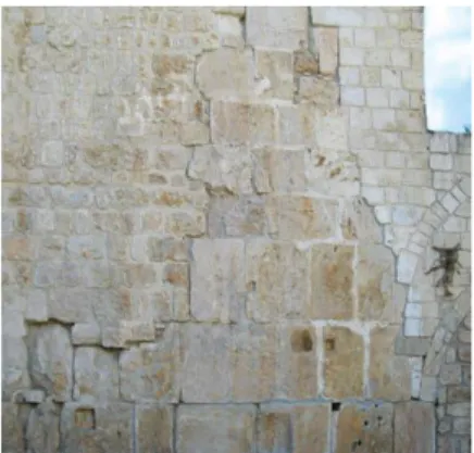 Gambar menunjukkan di bawah beberapa batu bata yang tersisa (ditambah  dengan beberapa tambahan kemudian) sebuah bangunan di Yerusalem yang  kadang-kadang dikenali sebagai Cenacle, tetapi lebih baik digambarkan sebagai  Jemaat Allah di Bukit Barat Jerusale
