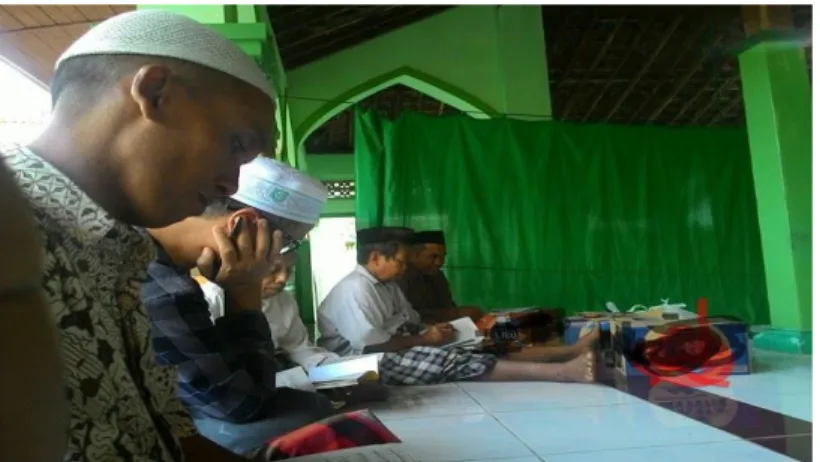Gambar 2 : Jama’ah laki-laki yang sedang menyimak al- al-Qur’an 
