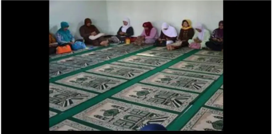Gambar 4 : Jama’ah perempuan yang sedang menyimak al- al-Qur’an 