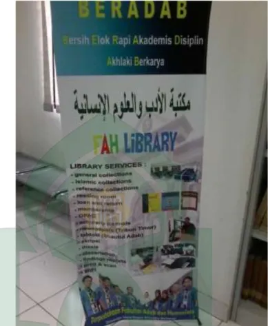 Gambar  5.  Promosi  perpustakaan  Fakultas  Adab  dan Humaniora menggunakan Standding banner  b) Memanfaatkan layanan perpustakaan 