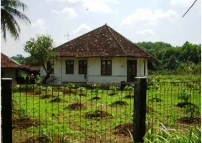 Foto 13. Sebuah bangunan rumah tinggal pegawai  perkebunan, lokasi PT. Jasinga Estate (Sumber  Pusat Penelitian dan Pengembangan Arkeologi  Nasional).