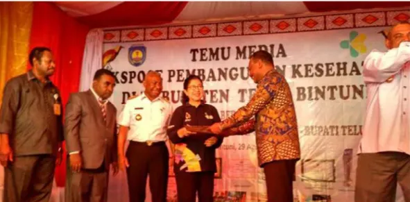 Gambar 3. Menteri Kesehatan RI Nila Moeloek bersama Gubernur Papua  Barat, Bupati Teluk Bintuni beserta jajarannya dalam ekspose kesehatan di 