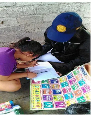 Gambar 4. Mahasiswa memberikan sumbangan alat-alat tulis kepada anak bapak I Nyoman Pasti 