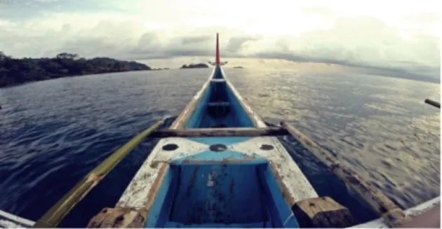 Foto 1.1 Aktivitas menaiki perahu mengelilingi Teluk Kiluan.  (Foto Dok. Pribadi Saat Riset) 