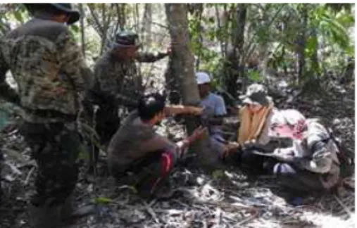 Gambar 21. Pemasangan kamera trap untuk pemantauan Macan Tutul Jawa di CA  Nusakambangan 