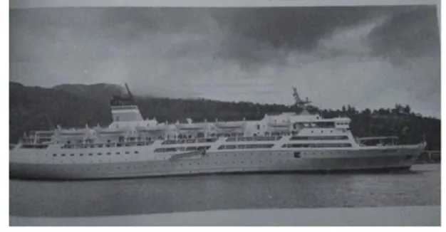 Gambar 1  Foto  Kapal  yang  Digunakan  Para  Transmigrasi  Jawa  Tengah  dan  Jawa  Timur  (Sumber:  Selayang  Pandang, Abu Kosim: 1991)