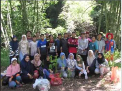 Gambar 2. Koordinasi anggota Kelompok KKN mahasiswa dengan pemuda Karang Taruna Dusun  Klerek, Desa Torongrejo  