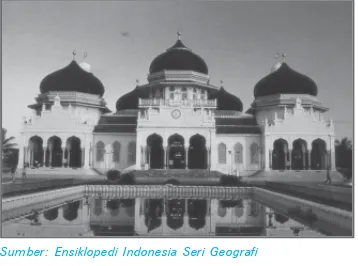 Gambar 2.8 Masjid Baiturrahmandibangun masa Kesultanan Aceh,Iskandar Muda. Masjid ini merupakanmenjadi salah satu masjid terindah diyaitu ketika pemerintahan SultanIndonesia.