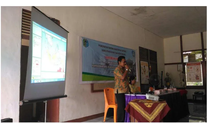 Gambar 1: Pemateri mempresentasikan materi  