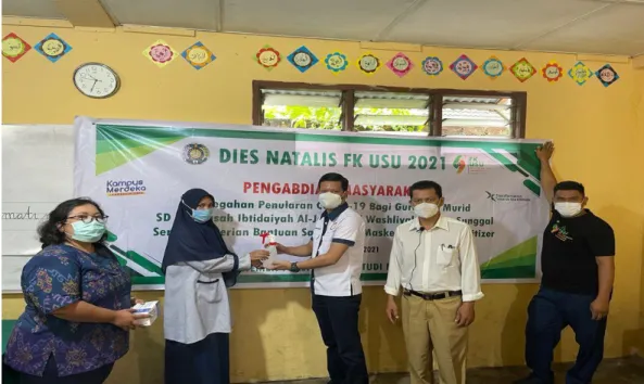 Gambar  6.  Penyerahan  Hand  Sanitizer  secara  simbolis  oleh  dr.Adriansyah  Lubis  M.Kes,MKed(for),SpF 
