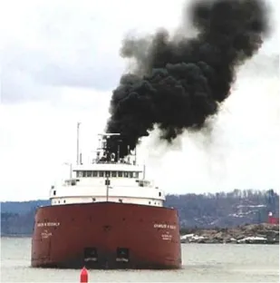Gambar 2.1 Contoh kapal dengan asap tercemar 