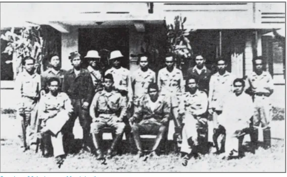 Gambar 9.3 Pimpinan TKR Sumatera Timur bergambar bersamabeberapa perwira dari Pulau Jawa.