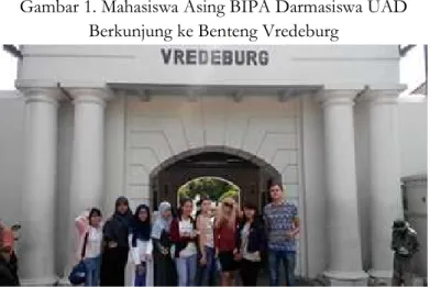 Gambar 1. Mahasiswa Asing BIPA Darmasiswa UAD   Berkunjung ke Benteng Vredeburg 
