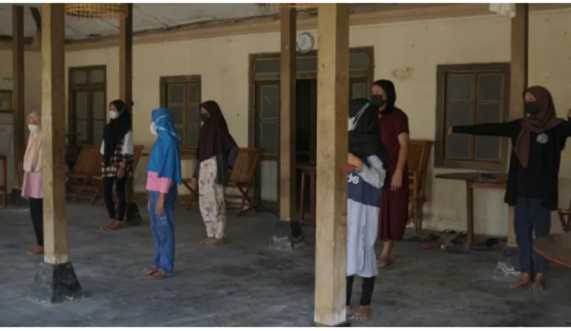 Gambar 3. Proses latihan tari 