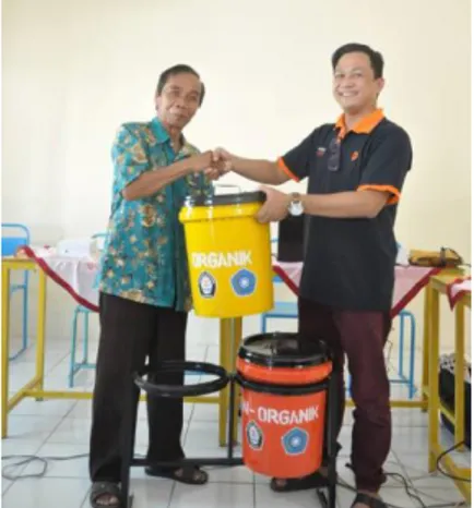 Gambar 3. Pemberian Bantuan Tong Sampah untuk Rumah Pintar   di RW I Kelurahan Manyaran 