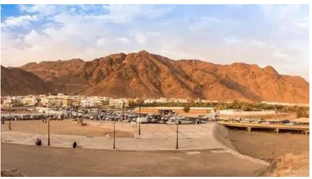 Gambar 2.2 bukit Uhud 