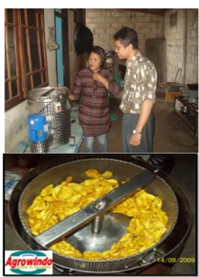 Gambar  3.  Mitra  Usaha  emping  jagung  Kelimutu  sedang mencoba peralatan yang diberikan oleh tim  pelaksana IBM FKM