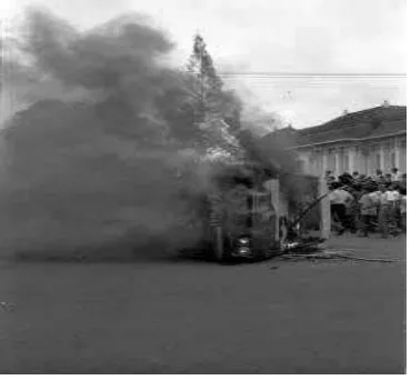 Gambar2: kerusahan  melanda kota Jakarta dalam peristiwa Malari tahun 1974 