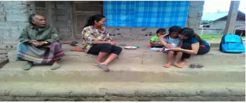 Gambar 1. Berbincang bincang dengan  keluarga  dan tempat tinggal keluarga Bapak Ketut Musni