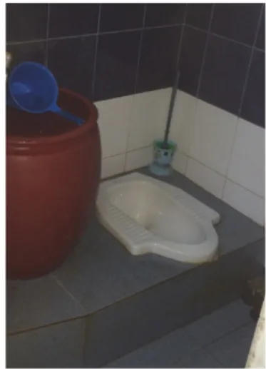 Gambar 5. Toilet jongkok menggunakan  pembilas air yang ditimba dari kontainer air di 