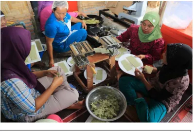 Gambar 7. Anggota wanita kelompok nelayan sedang mengolah daun bakau 