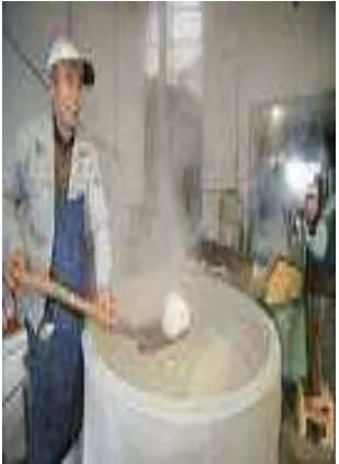 Gambar : orang sedang membuat sake  