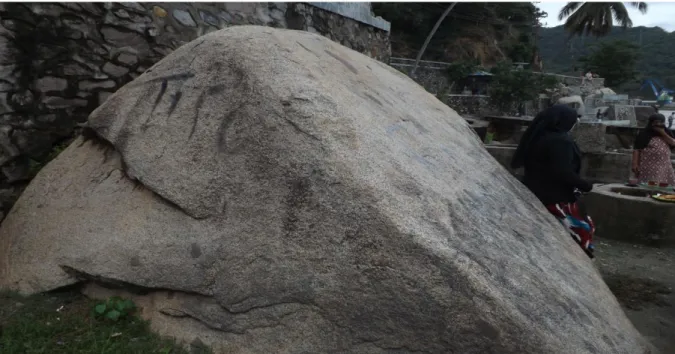 Gambar 14. Batu besar dengan tinggi sekitar 8-9 meter di Pantai Indah 