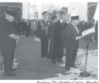 Gambar 2.2 Presiden Soeharto menyerah-kan kekuasaan kepada Habibie
