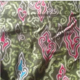 Gambar 8. Batik Mega Mendung  5)  Kain Embose  