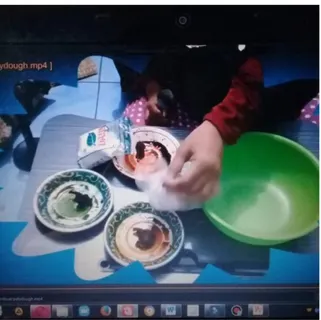 Gambar 3   vidio guru yang sedang membuat playdough 