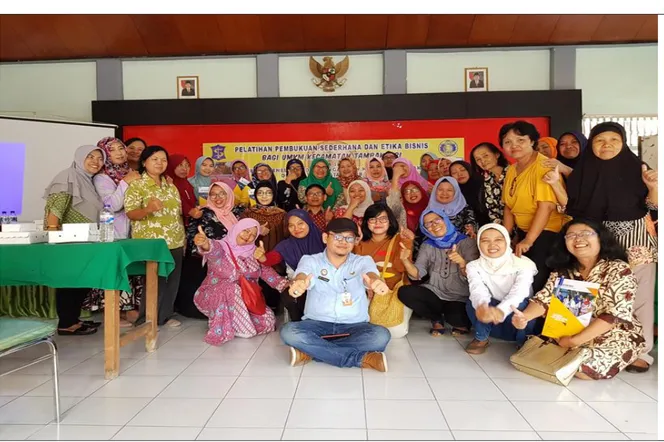 Foto bersama Nara Sumber dan Sekcam dengan peserta UMKM “Mekar  Sari” Kecamatan Tambaksari Kota Surabaya 